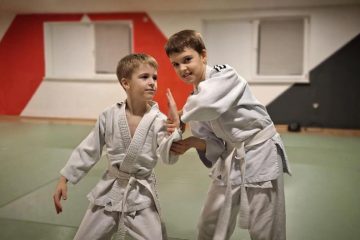 Dva pojasa, jedan put - naslovna