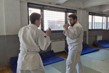 Nakon tehničkih osnova, prelazilo se na jednostavne kombinacije udaraca, uz rad na izmicanju, blokadama i osnovnim obrambenim kretnjama. Time se polaznicima približila dinamika stvarne situacije – ritam, distanca, tajming i pritisak koji dolazi kroz povezanu seriju udaraca. Posebno vrijedan segment bio je rad s fokusiranim udarnim pločama (fokuserima), gdje su polaznici mogli provjeriti preciznost i strukturu udarca te osjetiti stvarni kontakt ruke i udarne površine. Taj element dao je dodatnu realnost i omogućio bolju svjesnost o energiji koja stoji iza svakog napada. Od boksačkog direkta do aikido tehnike